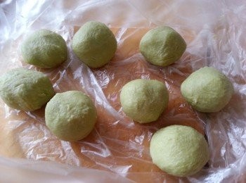 step4: 水油皮同油皮分成8等份，用木棍將水油皮碌成圓後再包入油皮搓圓,待粉團休息15分鐘