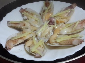 step3: 蒸鍋事先煲滾水，將薑絲放於象拔蚌上，大火隔水蒸5分鐘【要看象拔蚌的大小來決定蒸的時間哦】