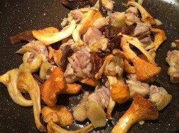 step4: 落雞肉粒煎香（連皮煎更香），加少許鹽、黑椒調味，再放牛乾菌、雞油菌同炒