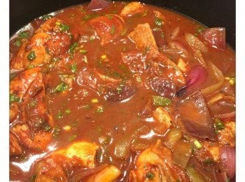 step4: 將已醃好的雞件直接加入<span class="group_3">湯底</span>慢煮10分鐘。