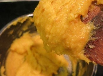 step8: - 拌至麵糊稠成一糰，用匙刮上來倒下不會輕易落下的程度