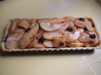 step12: 將放涼嘅蘋果饀放上批模,蘋果饀要放滿些小,(焗起蘋果饀會下塌)