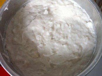 step2: 取出模型抹上一層油，煮至濃稠的麵糊倒入壓平。