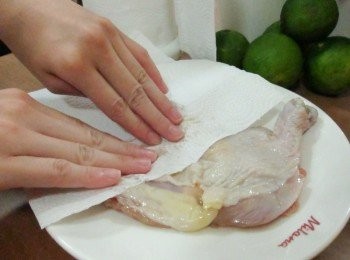 step3: 洗淨的雞腿肉，用五月花廚房妙用紙巾輕輕按壓