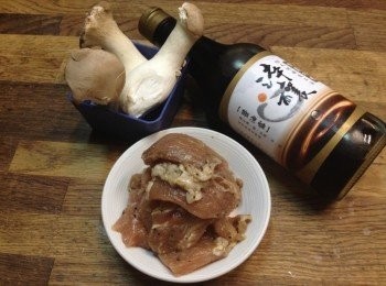 step1: 豬里肌拍薄切塊，用一點點的醬油抓過 杏鮑菇切片 醬油每家鹹度不同，請試試喔