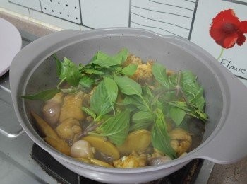 step6: 下<span class="group_3">汁料</span>(醬油／酒);  當<span class="group_3">汁料</span>滾起便下九層塔， 蓋上鑊蓋轉慢火炆煮8分鐘
(不同鍋具的存水程度不同， 烹調請注意， 避免乾水)