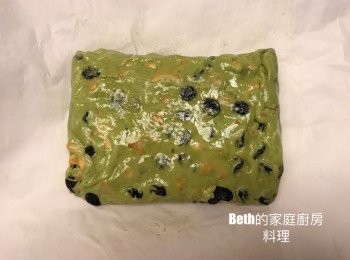 step5: 趁熱移至烘培紙上，用烘培紙包住，反覆壓整餅乾成方形