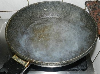 step2: 水加上柴魚湯包、醬油與洋菜粉，邊煮邊攪勻