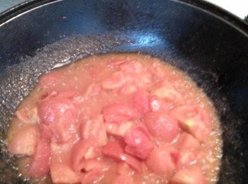 step2: 3。不用洗鍋子接著炒番茄，炒軟後加水，煮透，將番茄皮取出(因番茄皮也有其養分讓他在炒煮過程釋放式湯中才不會浪費，煮軟後取出待涼用果汁機打云備用。