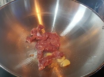 step1: 先用<span class="group_2">醃料</span>將豬肉醃最少兩小時。燒熱油鍋，將豬肉片先煎至兩邊7成熟。