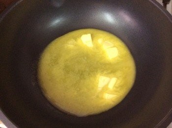 step1: 将奶油切丁，放入不粘锅中，以小火加热至融化