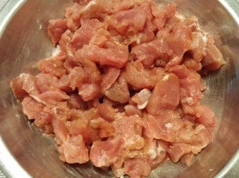 step3: 豬柳肉洗一洗，用紙印乾。
切粒。加入2茶匙糖，1茶匙鹽，
胡椒粉酌量。 同埋粟粉同水
各1茶匙攪勻同混合，放入雪櫃
至少10分鐘，等陣用。 (如果想
鮮味啲，可加2-3茶匙魚露)。