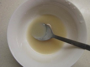 step3: 洋菜粉加入一些些冷開水攪拌均勻