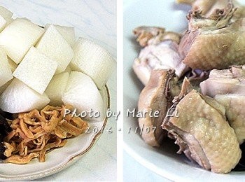 step1: 老菜脯和新菜脯洗過後切成條狀 白蘿蔔削皮後切塊備用 雞肉先用滾水汆燙過後沖洗掉渣沫