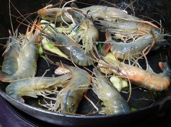 step2: 香味出來後，將泰國蝦入鍋炒