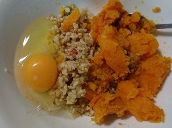 step5: 取出一個碗，放入步驟4的燉飯半碗，放入碳烤地瓜（去皮）半碗，將蛋打入，灑上鹽和蓮藕粉，用小湯匙將所有食材攪拌均勻，番薯米糊就完成了。