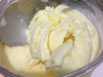 step2: （菠蘿雪糕）將鮮菠蘿切粒用機打成泥伴入已撥打好的淡忌廉後加入煉奶、糖漿、蜂蜜、椰子油、白蘭地等等拌勻再撥打多一次便可載入有蓋的食物盒內放冰格冷藏到完全凝固成固體便可取出享用