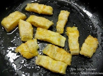 step4: 燒熱油，煎鱈魚塊至兩面金黃盛起備用。