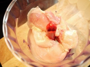 step2: <a href="https://bit.ly/3EZL8dD" target="_blank" data-keyword="雞胸" class="guide-link"><strong>雞胸</strong></a> <span style="display:inline-block;vertical-align:middle;margin-top:-3px;color:initial;border-radius:3px;padding:2px 3px;font-size:12px;line-height:14px;background:#87d300;color:#fff;">即買</span> 肉用攪拌機切碎