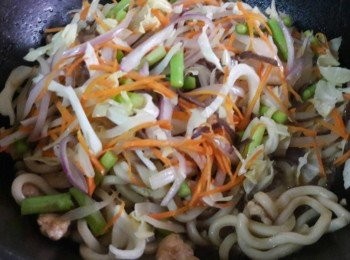 step14: 再把先前炒好的蔬菜加入拌炒