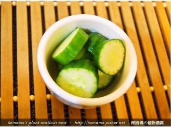 step2: 小黃瓜洗淨後，直接分切成塊狀，放置於一旁備用。