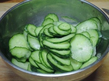 step2: 小黃瓜切薄片後抓鹽