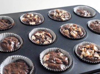 step3: 然後將麵糊倒入鋪有烘焙紙的迷你馬芬模具內 （用普通的馬芬模也可），我額外加了核桃碎