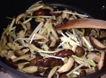 step4: 下菇類、下糖、下米酒中大火快炒至7成熟