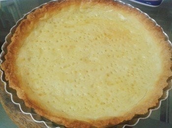 step3: 預備撻皮，待涼備用。將四個蘋果去皮切約1/3吋厚片，淋上檸檬汁以變色