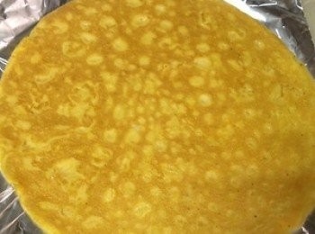 step2: 蛋打散、煎成蛋皮、鋁薄紙、保鮮膜、蛋皮、依順序放上、蛋皮上撒上少許太白粉、均匀舗上肉餡