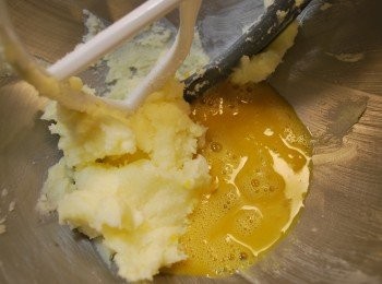step3: 將雞蛋液加進攪拌缸裡一同打勻