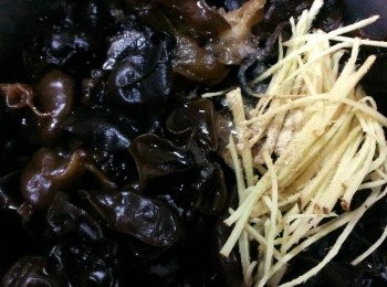 step2: 加入薑絲和蠔油、黑醋、白醋、香油拌勻就好了~