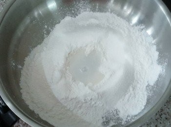 step2: 逐少將糖水加入糯米粉內拌勻