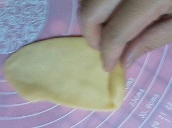 step6: 包好後桿成長形.捲起靜置鬆弛10分鐘.再次桿成長型捲起靜置10分鐘(共桿兩次