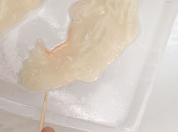 step11: 用蒸爐機用100度蒸25分鐘，亦可明火水滾後放入年糕蒸25分鐘. 鋰魚size: (大蒸1小時,中蒸35分鐘,小蒸25分鐘)，待涼20分鐘後，用牙韱幫手輕輕甩模。