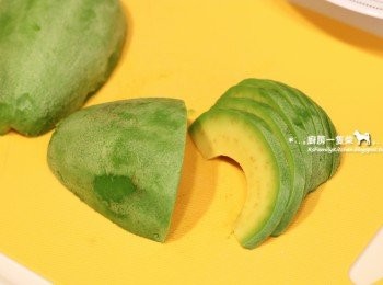 step3: 剝去酪梨外皮，依個人喜好將酪梨切片或切塊。