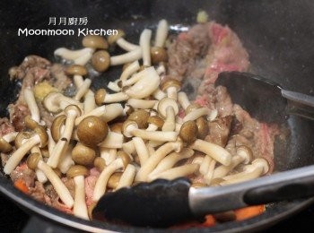 step10: 加入本菇及紅蘿蔔片爆炒。