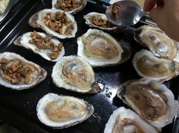 step3: 再將牛肝菌平均舖上蠔上