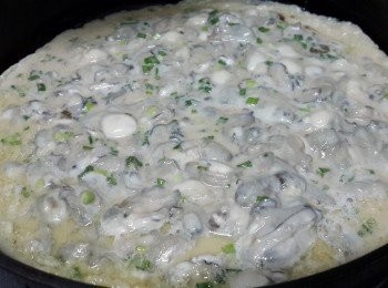 step7: 平底鍋洗淨燒熱，倒入2湯匙油煮熱，再倒入蠔仔漿，慢火煎至金黄色