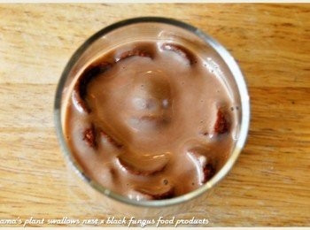 step3: 將1/2杯的優格與巧克力醬混合後，直接鋪放在可可脆片上。