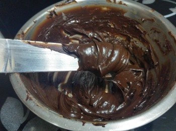 step17: 朱古力醬越冷越杰, 朱古力半冷卻後可用來抿邊（但要快手）；  如朱古力醬冷卻後太杰， 可座一會熱水， 待至合適杰度再繼續,    如有剩下的可入袋唧花。

***請留意： 我家只有不需調溫朱古力， 如用調溫朱古力， 忌廉份量未必相同（我未試過， 所以不肯定）。