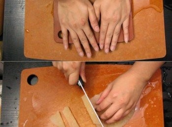 step9: 把處理好的柚皮壓出所有水份，之後切成長條形備用
鍋子下油先預熱，把一點蕃薯粉下鍋立即浮起就是油溫好了