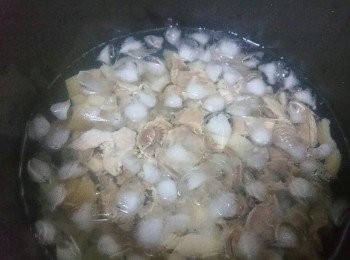 step4: 煮一大煲滾水, 水滾後放鴨腎、象拔蚌煮至熟透, 然後取出放到冰水了浸泡15-20分鐘, 用篩瀝乾一下水份。