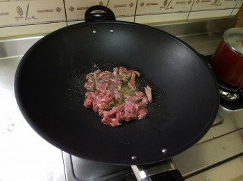 step3: 起鍋下一小塊奶油+橄欖油.將牛肉炒至5分熟