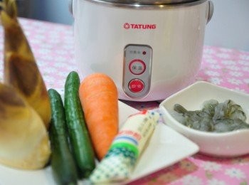 step1: 備料如圖:綠竹筍(切塊)、小黃瓜(切塊)、紅蘿蔔(攪泥)、白蝦(川燙切段)、沙拉