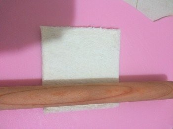 step2: 先將麵包壓偏。
