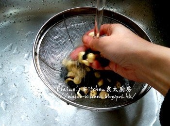 step4: 紅棗去核 , 蓮子及黑豆用水沖一沖洗及瀝乾