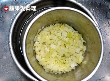 step3: 香椿葉從冰塊水中取出後，「炒好的洋葱連同容器」也放到冰塊水中，加速降溫。