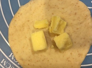 step5: 然後將芝士切粒放在壓好的麵皮上