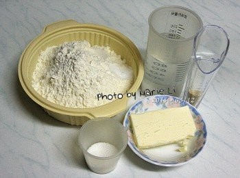 step1: 製作《披薩麵糰》：

高筋麵粉：        280g
無鹽奶油：         15g
細砂糖：           10g
水：              170g
鹽：                1g
酵母粉：            2g


將所有<span class="group_1">食材</span>需要的份量先量秤好
酵母粉和鹽請分開來放置
避免兩者直接接觸而影響麵糰發酵。